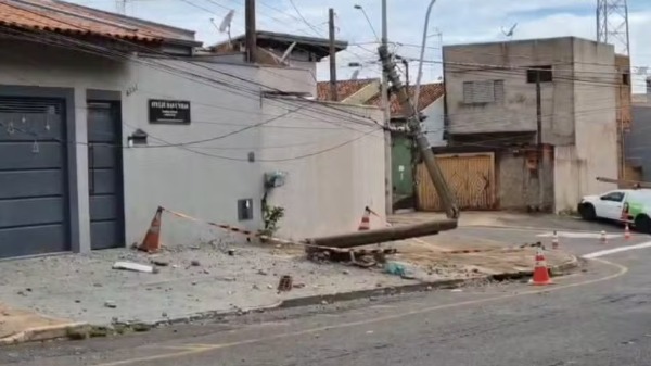 Colisão contra postes reacende alerta para direção preventiva no trânsito - Foto: Kaique Castro/EPTV