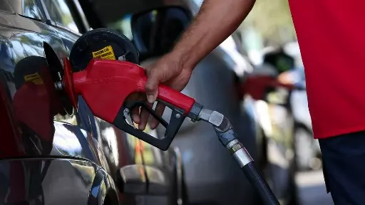 Preço da gasolina sobe no sudeste e litro supera os R$7