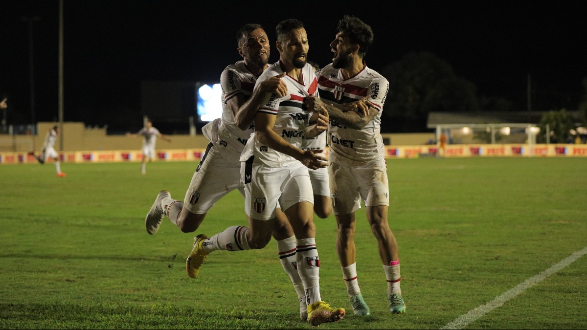 Edson Sai Do Banco Para Fazer O Gol Da Vitória Do Bota Sp De Virada Sobre O Londrina Pantera