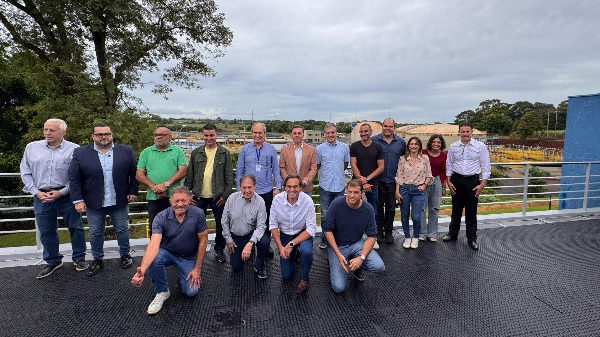 Comitiva de vereadores realiza visita guiada na empresa GS Inima Ambient