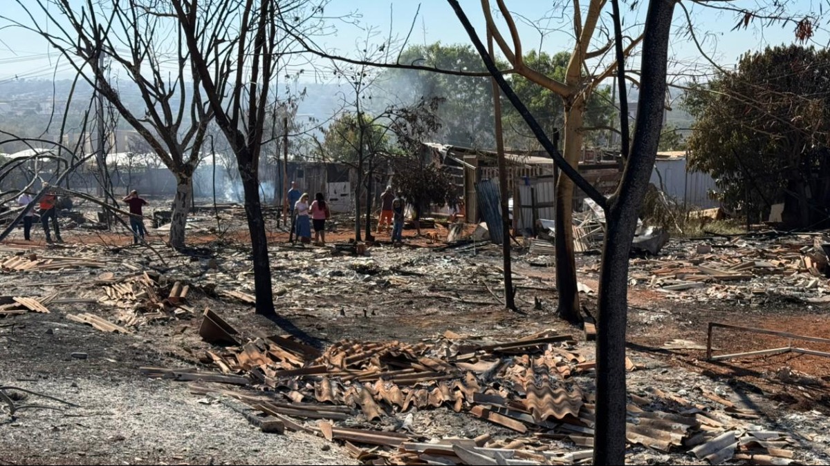 Famílias que tiveram casas destruídas por fogo em comunidade do Heitor Rigon contabilizam prejuízos