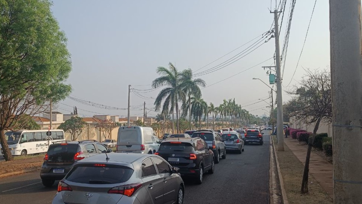 Avenida Heráclito Fontoura Sobral Pinto amanhece com trânsito carregado nesta terça-feira (24)