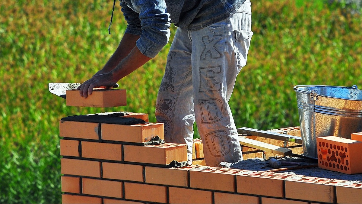 Sindicato aponta falta de mão de obra qualificada na construção civil apensar de alta na contratação