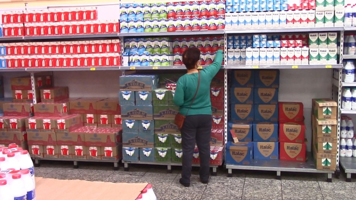 Leite sofre aumento de mais de 30% em menos de um mês nos supermercados