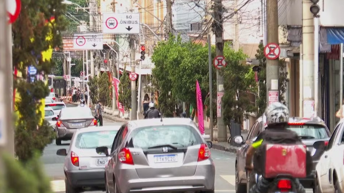 Falha da RP Mobi leva PM a guinchar carros parados em corredor de ônibus no Centro