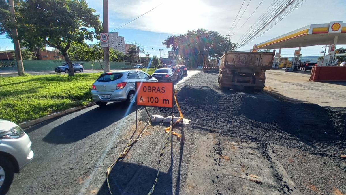 Obras dificultam o trânsito na avenida Costábile Romano na zona Leste de Ribeirão