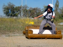 Couchsurfing: Rede de viajantes economiza dormindo em sofás