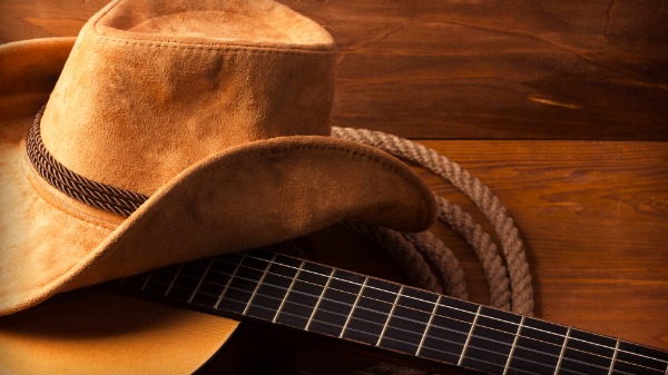 A influência do country americano no estilo sertanejo brasileiro