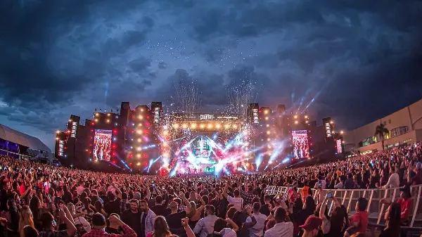 Pancadaria deixa jovem desmaiado durante festival sertanejo