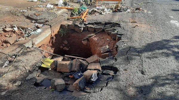 Cratera na rua XI de Agosto, nos Campos Elíseos, oferece riscos à população