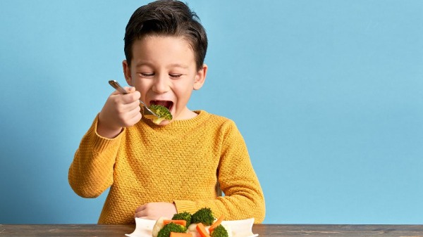 O que fazer quando a criança não quer comer? Forçar é o melhor caminho?