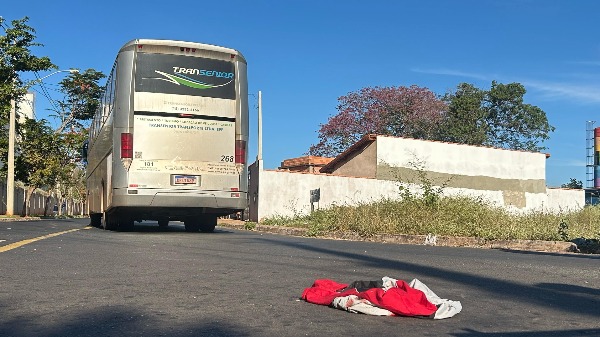 Menina de 12 anos atropelada por ônibus segue internada no HC em Ribeirão Preto