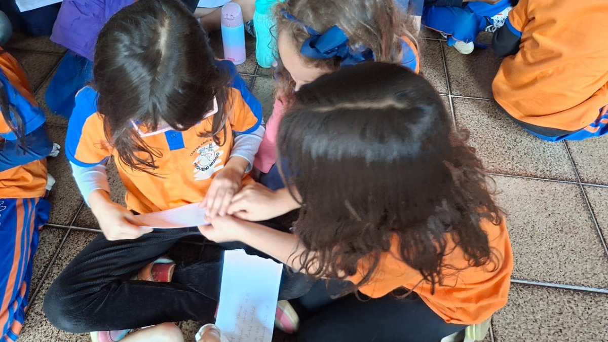 Iniciativa em escola estadual de Ribeirão Preto incentiva crianças a escreverem cartas