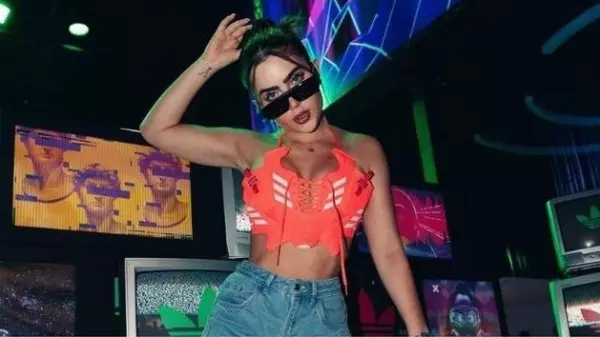Você usaria um cropped feito de tênis? É a nova tendência!