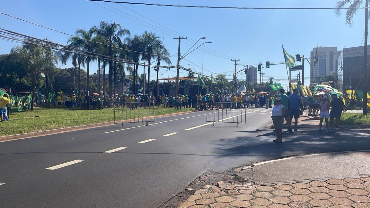 Cruzamento das avenidas João Fiúsa e Presidente Vargas é interditado na Zona Sul de Ribeirão
