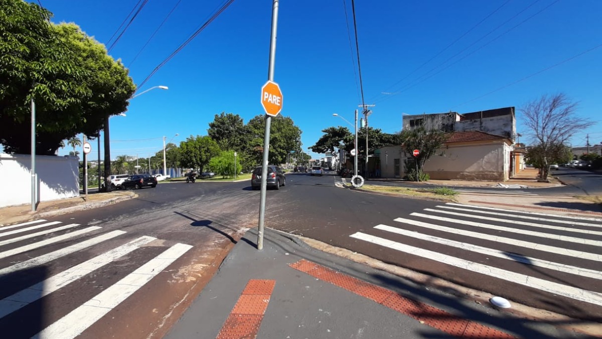 De quem é a preferência? Moradores e motoristas reclamam da confusão no trânsito na Vila Tibério