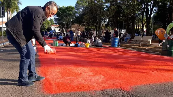 Pelas mãos de voluntários, tapetes ganham forma em Matão