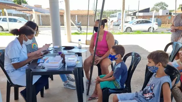 Vacinação de crianças e adultos acontece hoje em Araraquara