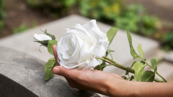 Costume de prestar homenagens aos que já morreram tem origem de culturas antigas. (Foto: Reprodução/ Freepik) - Foto: Divulgação