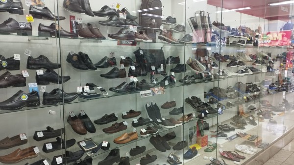 Empresário Mizael Antônio é dono de uma loja de calçados e está otimista com as vendas - Foto: Guilherme Leal/CBN Araraquara - Foto: CBN Araraquara