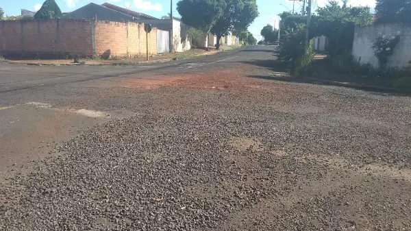 Moradores de diferentes bairros de Araraquara reclamam de asfalto