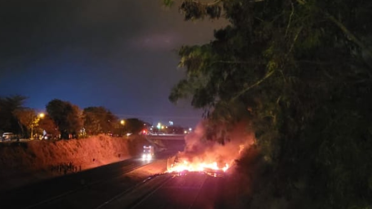 Dois motoristas morrem e caminhões pegam fogo em acidente na Rodovia Anhanguera