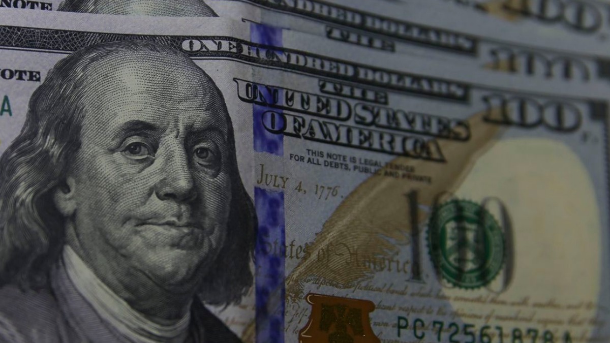 Dólar opera em queda após anuncio de corte de gastos do Governo Federal