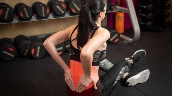 Qual a relação do fortalecimento muscular com a diminuição de dores no corpo?