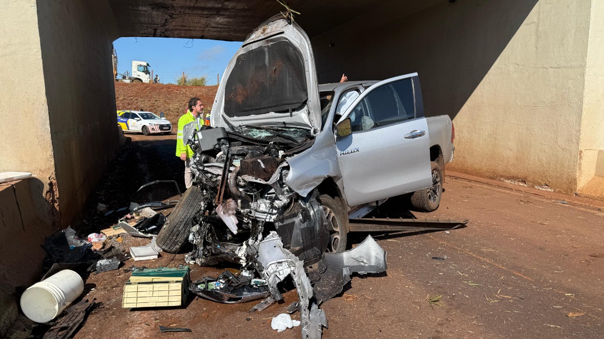 Duas pessoas ficam feridas após motorista perder o controle da direção e cair de viaduto