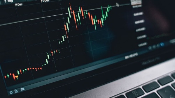 Como a discussão sobre reestabelecer IOF afeta a economia brasileira?