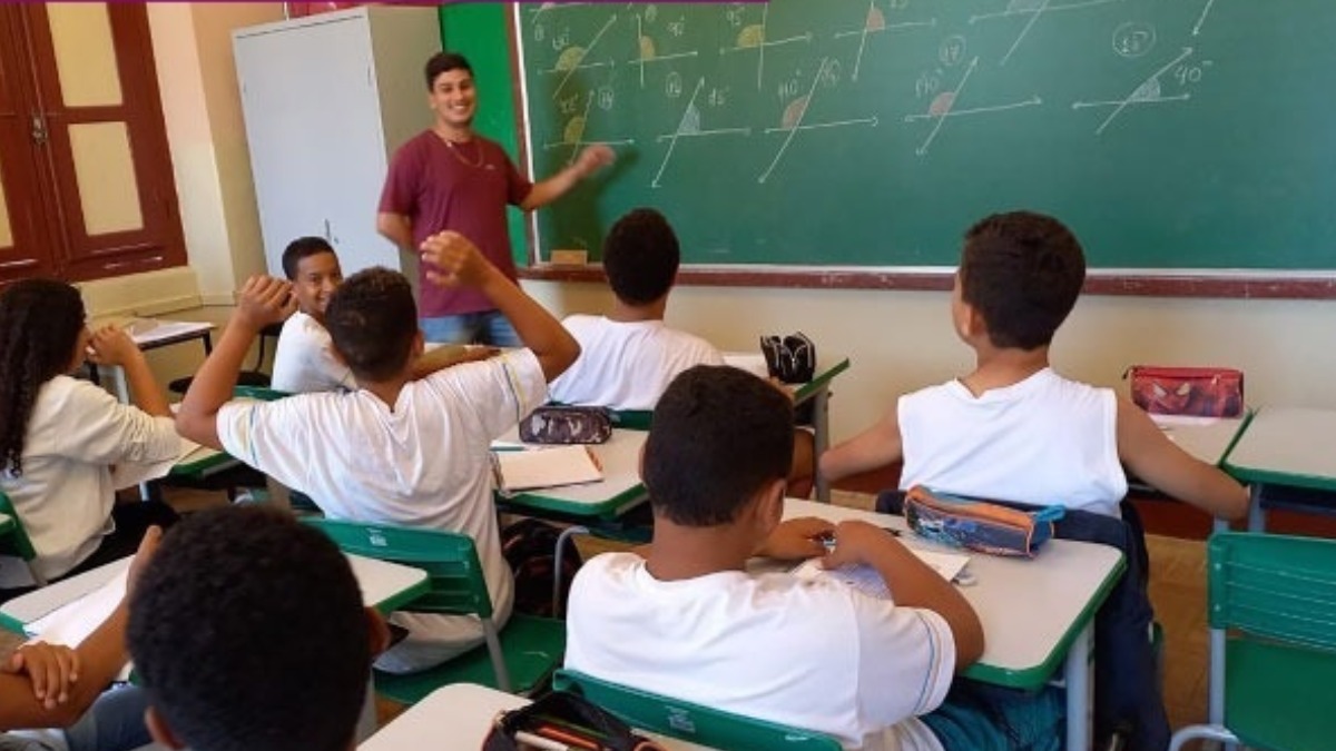 Pais reclamam que filhos são dispensados de aulas na rede municipal por falta de professores