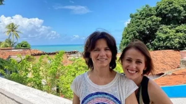 Em turnê com musical, Vera Zimmermann compartilha registro com namorada