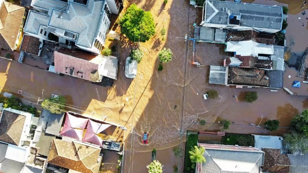 Vista aérea das ruas completamente alagadas no bairro Menino Deus, em Porto Alegre, nesta segunda-feira, 06 de maio de 2024, em razão do transbordamento do Lago Guaíba. - Foto: MAX PEIXOTO/DIA ESPORTIVO/ESTADÃO CONTEÚDO