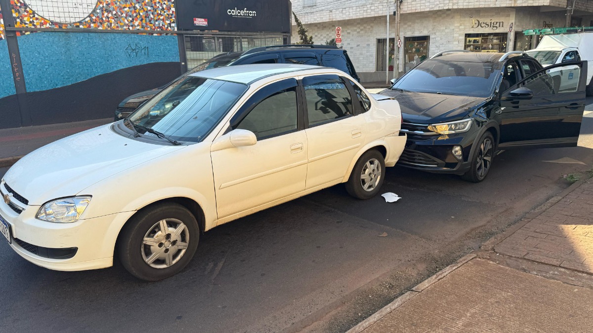 Engavetamento entre três carros gera transtorno na Florêncio de Abreu