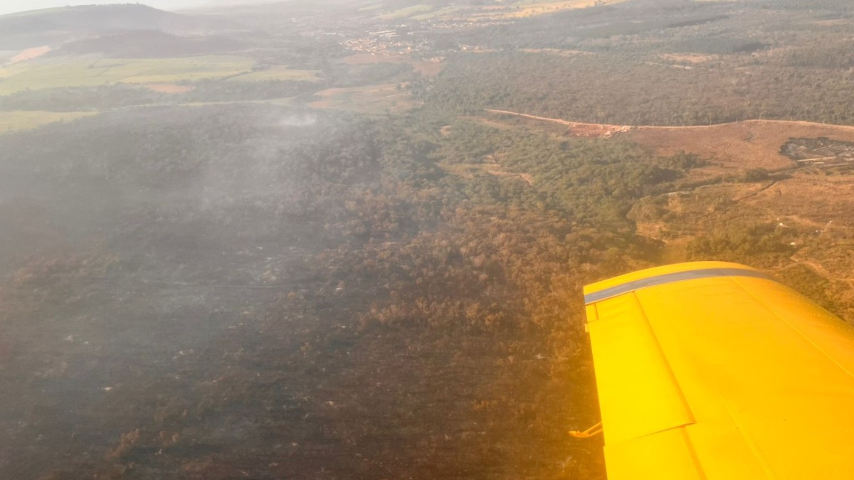Equipes da Defesa Civil e do Corpo de Bombeiros mantêm monitoramento de incêndio em São Simão