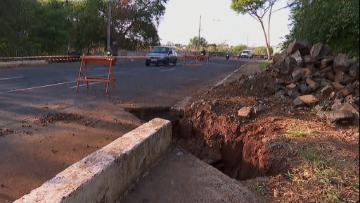 Erosão compromete estrutura de ponte na Via Norte em Ribeirão Preto