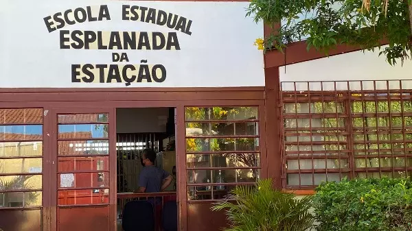 Criminosos furtaram central de imagens e caixas de suco em escola