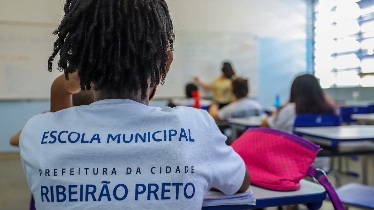 Pais, professores e alunos realizam protesto contra diretora de escola municipal em Ribeirão Preto
