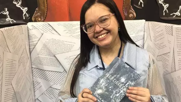 Jovem escritora de Araraquara participa da Bienal do Livro