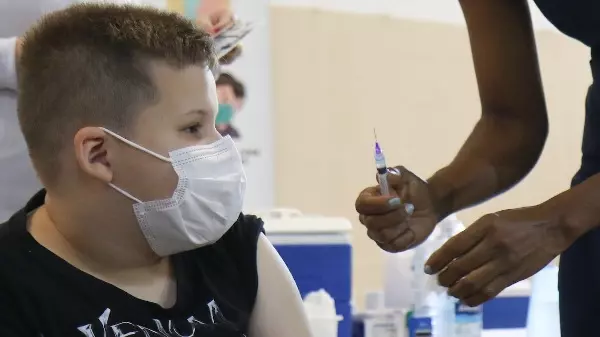 Meu filho pegou covid após a vacina, devo adiar a 2ª dose?