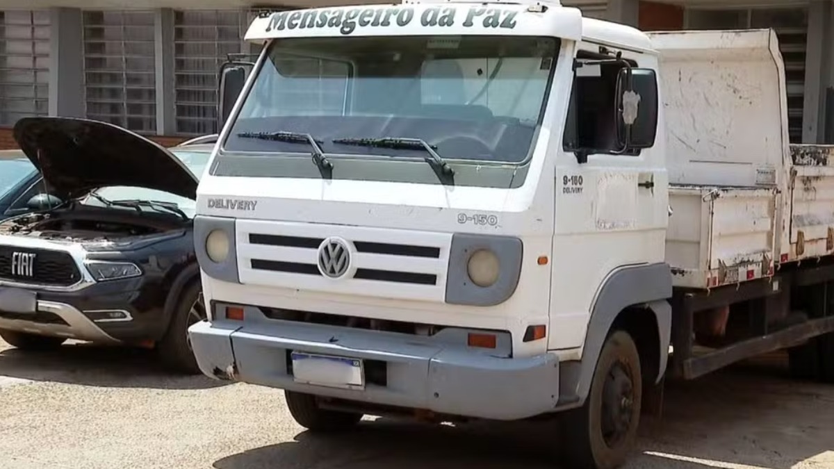 Quatro pessoas são presas suspeitas de participarem de um esquema de roubo e clonagem de carros