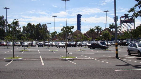 Você sabia que pode ser multado se infringir regras de trânsito nos estacionamentos de shoppings?
