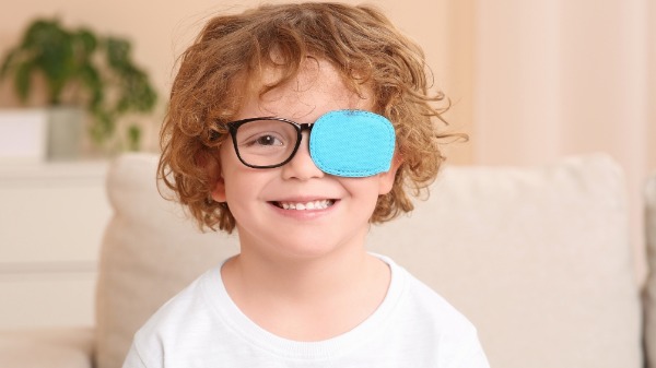 Estrabismo infantil exige atenção precoce para evitar danos à visão e autoestima - Foto: Liudmila Chernetska de Getty Images/Canva