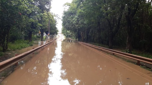 Chuva forte sobe nível do Capivari e alaga ruas de Monte Mor