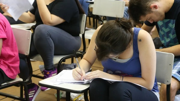 Fuvest divulga lista de habilitados para a redação do simulado presencial