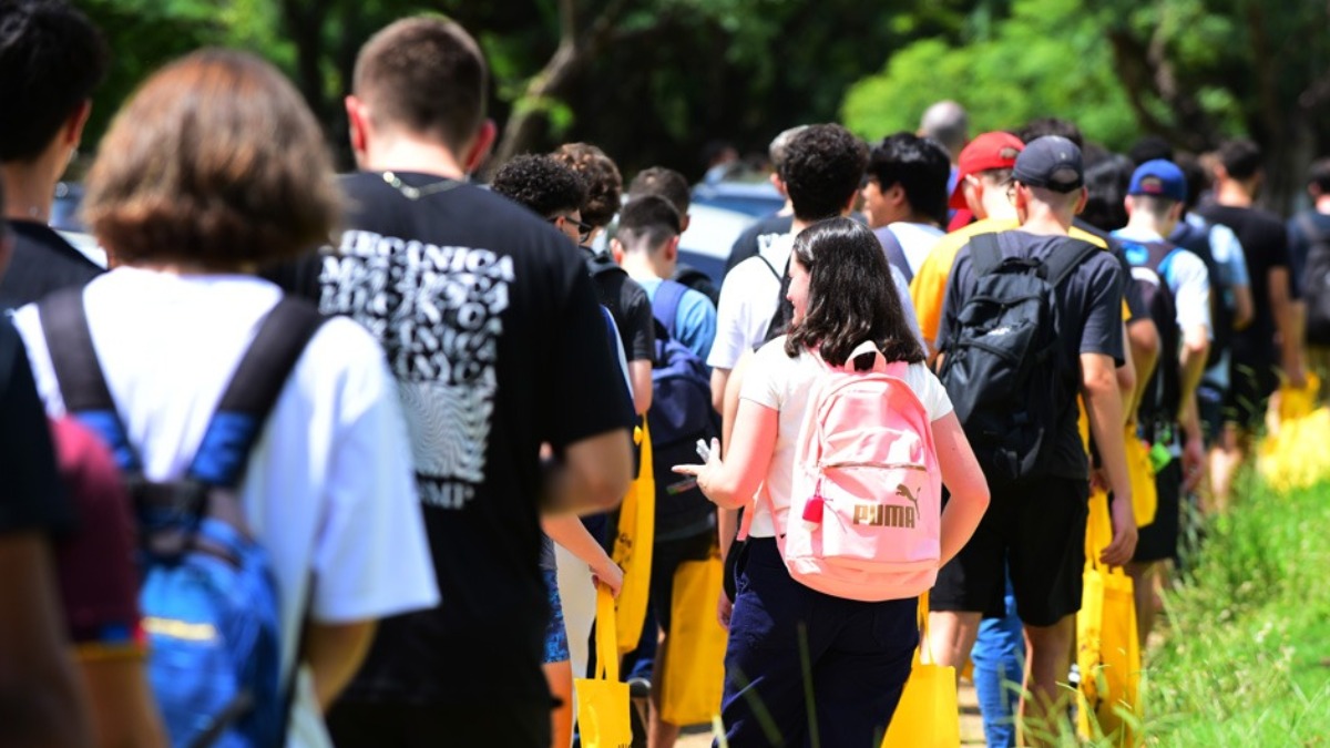 Caminhada da calourada começa na Praça da Paz e segue em direção ao Ginásio Multidisciplinar (Foto: Antonio Scarpinetti)