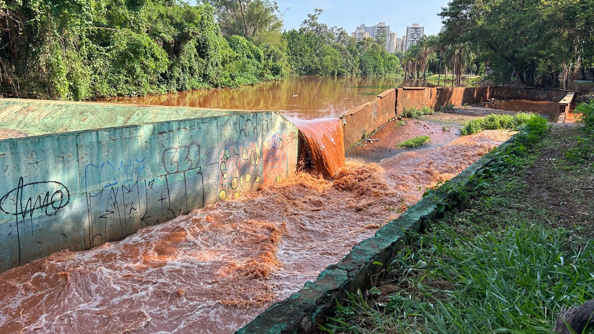 Extravasor em barragem do córrego Ribeirão Preto, no Delboux, tem riscos estruturais