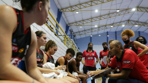 Fábio Appolinário entra para a história do basquete feminino com o título do Sesi Araraquara