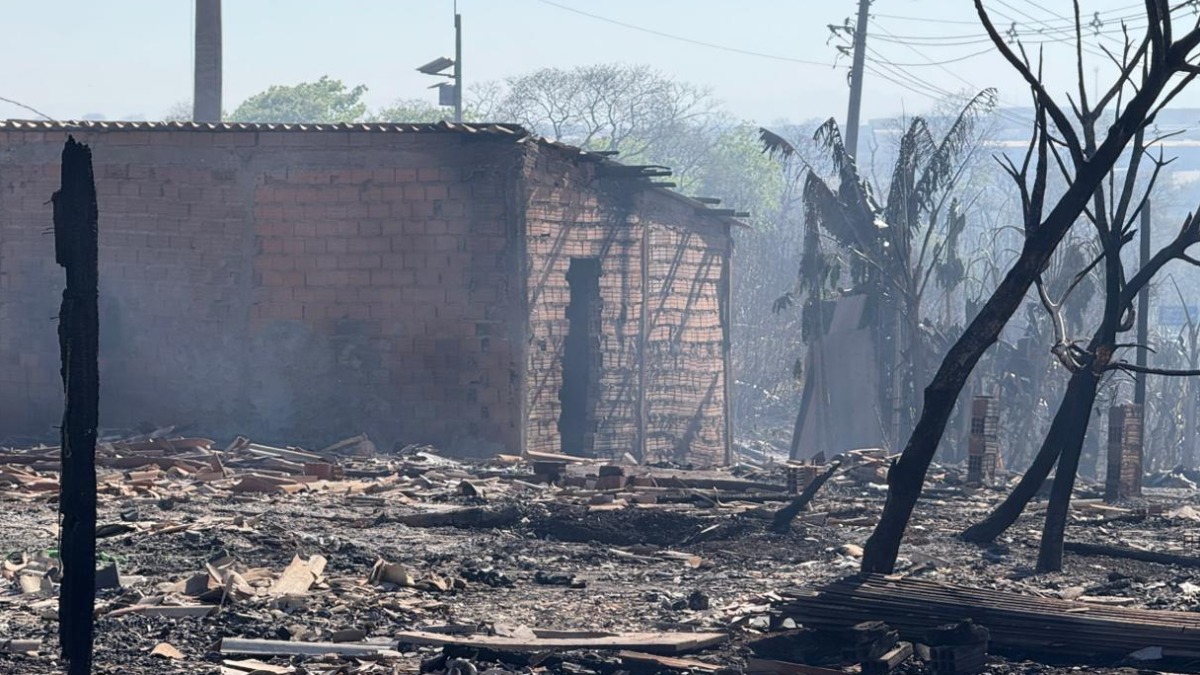 Famílias desabrigadas após incêndio no Heitor Rigon não poderão voltar ao local
