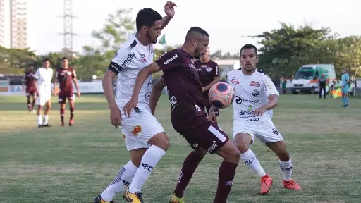 Locomotiva grená enfrenta bifurcação e se divide em dois elencos